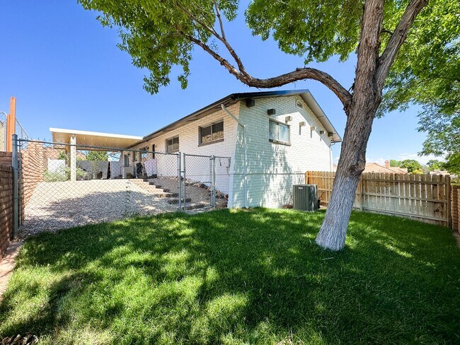Foto del edificio - Unique & Fully Renovated Bloomington Home