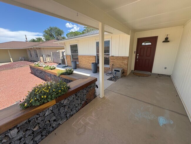 Foto del edificio - 7116 Ticonderoga Rd NE