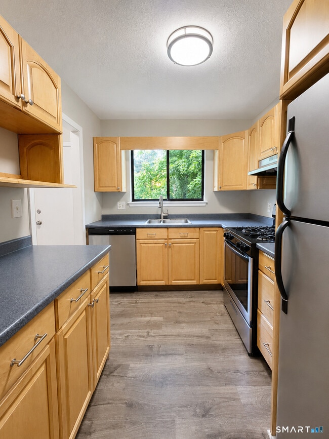 Building Photo - 12 Greenbriar Dr