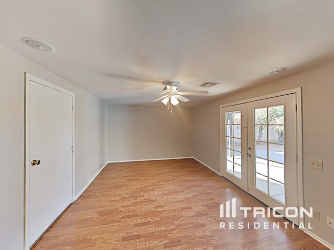 Building Photo - 2308 N Arrowhead Dr