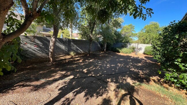 Foto del edificio - 1341 E Strawberry Dr