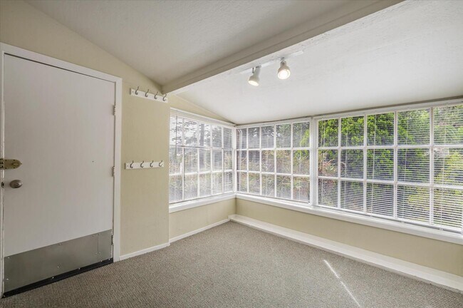 Building Photo - 31 Manzanita Ave