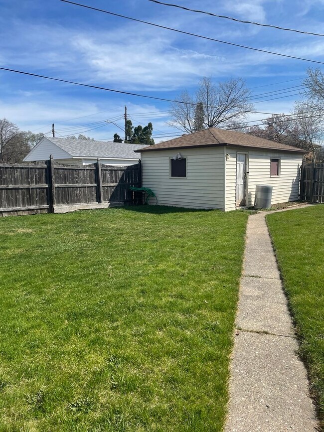 Building Photo - Beautiful 2 Bedroom Single Home!! Fenced i...