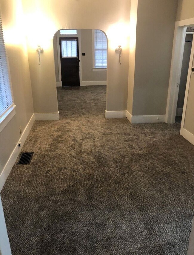 Building Photo - MOVE-IN READY!!  1 Bed House - All On One ...