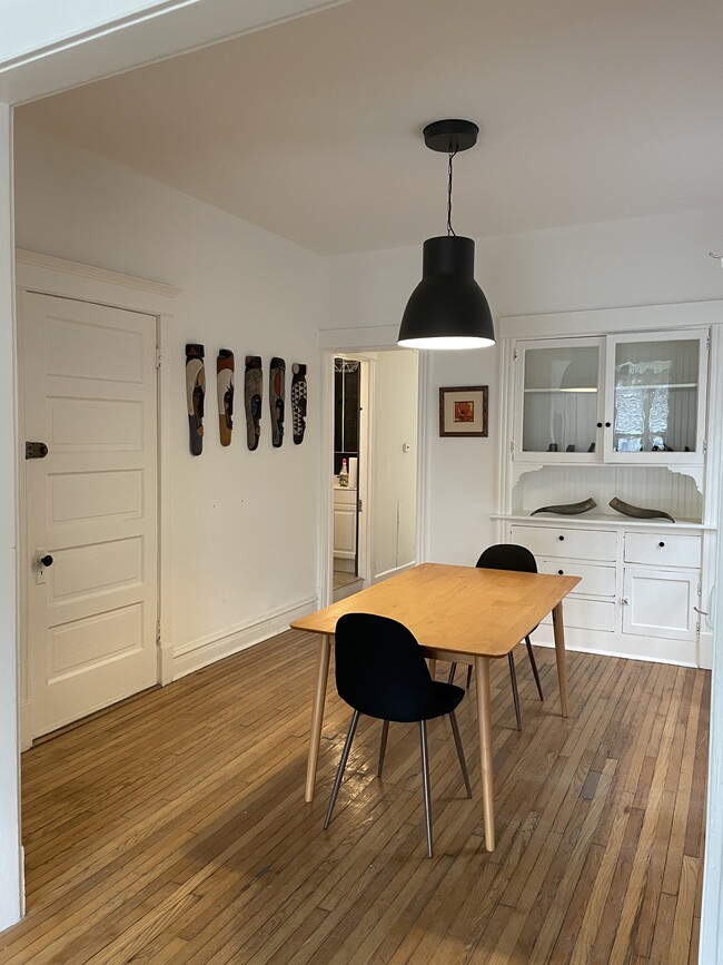El comedor cuenta con un mueble empotrado antiguo para almacenamiento adicional. - 3489 N Elston Ave