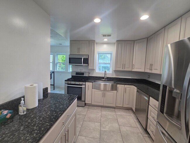 Building Photo - Spacious 4 BR/2 BA Single-Family Home in C...