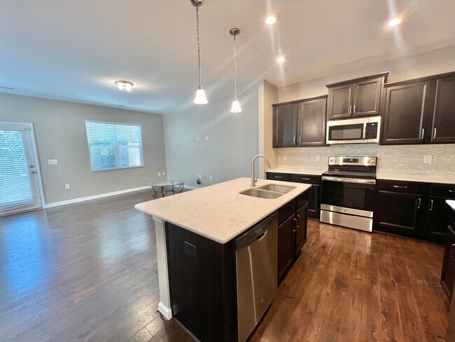 Foto del edificio - Newly Remodeled 3BD, 2.5BA Raleigh Townhom...