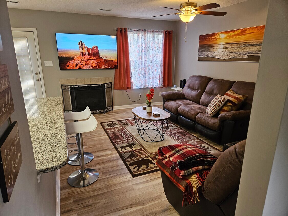 Foto principal - 1301 Mountain Meadows Way