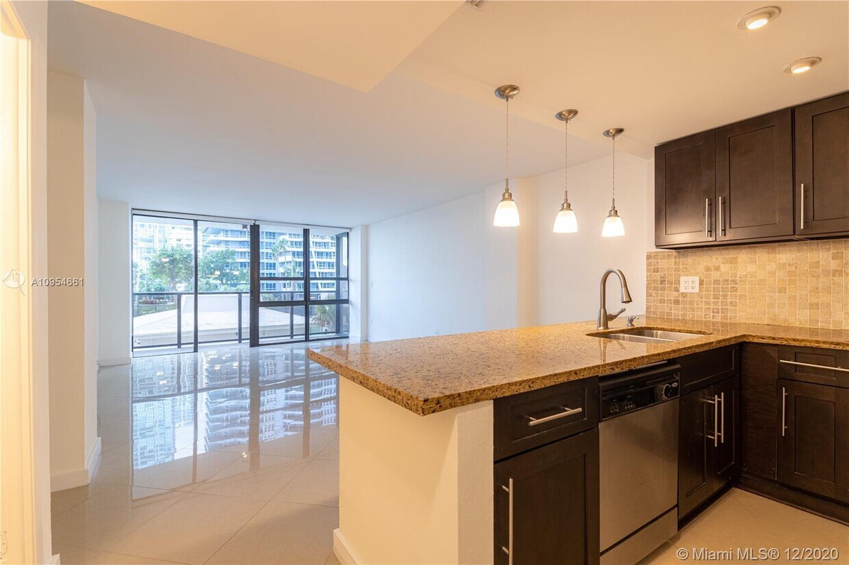 Foto principal - 600 NE 36th St