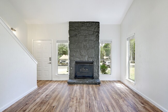 Building Photo - 707 Ramble Ln
