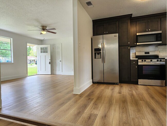 Foto del edificio - Stunning 4 bedroom, 2 bathroom home locate...