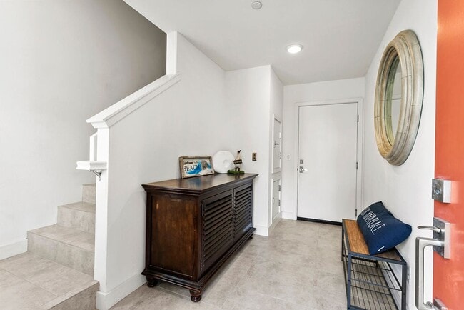 Building Photo - Luxurious Furnished Poolside Penthouse With Ocean Views!