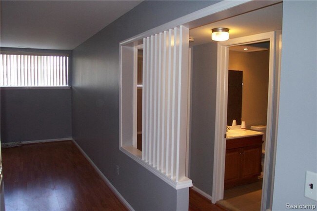 Foto del edificio - 8140 Crestview Dr