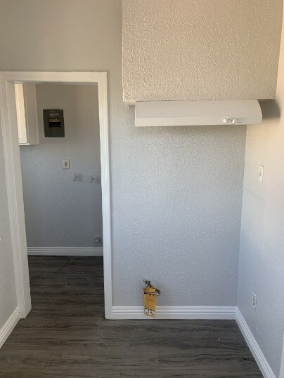 Building Photo - Spacious 2-Bedroom Apartment in Prime Los ...