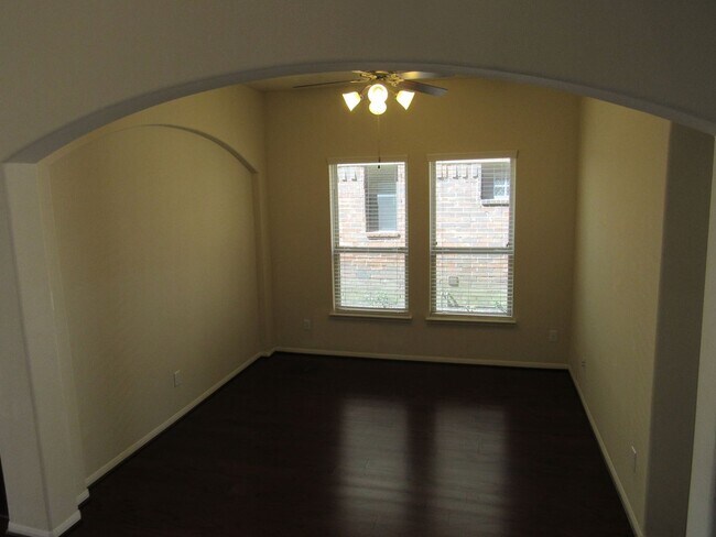 Building Photo - Spacious, modern and close to everything