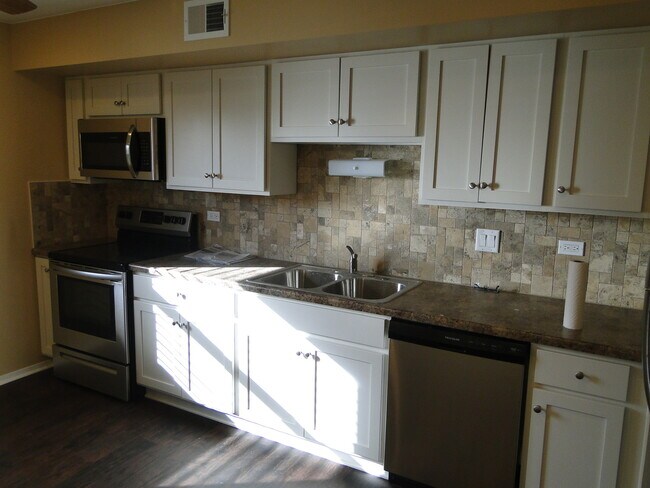 Building Photo - 1111 Elizabeth Ct