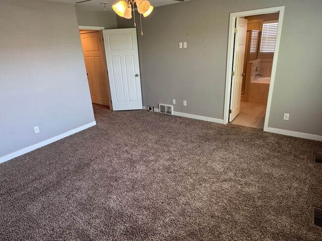 Building Photo - Beautiful 3 bedroom 2 1/2 bath townhome
