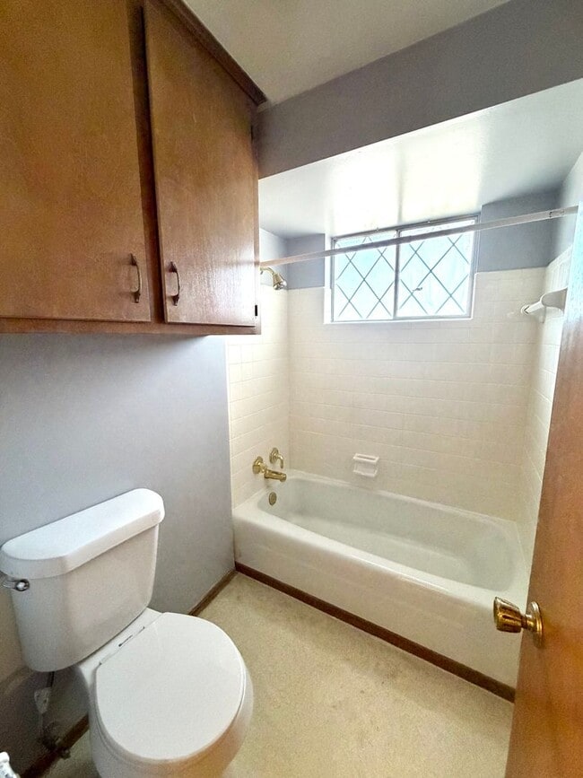 Building Photo - Impressive 5 Bedrooms & 3 full Bathroom Home