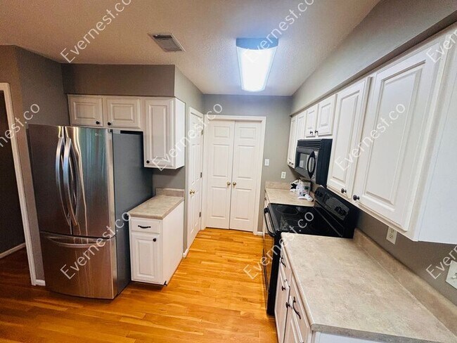 Foto del edificio - 42 Summit Ridge Dr