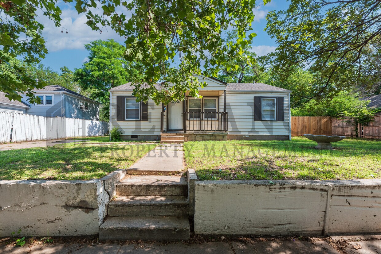 1108 W 17th St N, Wichita, KS 67203