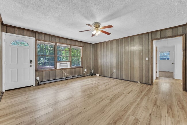 Building Photo - Charming 3-Bed, 2-Bath Haven in Anderson w...