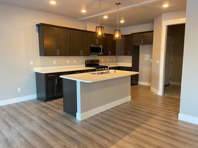 Building Photo - South Anchorage 3 Bedroom Duplex!