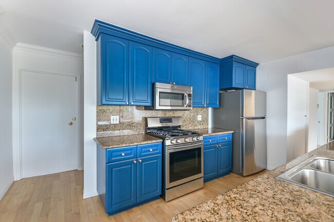 Foto del edificio - 440 S Roxbury Dr