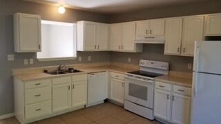 Building Photo - AVAILABLE NOW!! 2 Bedroom Townhome!!