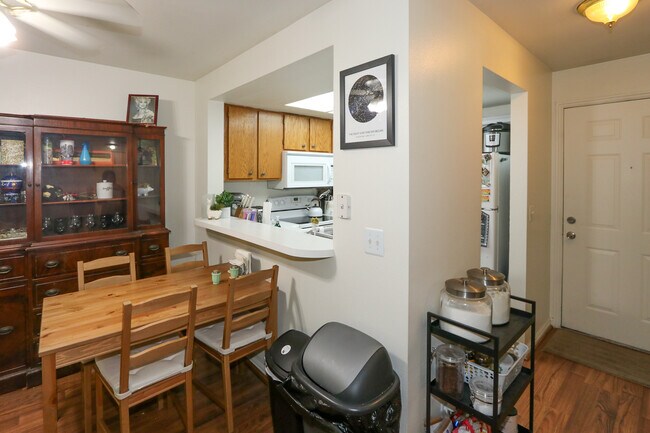 Building Photo - 953 E Springcrest Ct