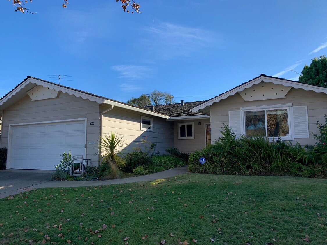 Primary Photo - 1383 Bobolink Cir
