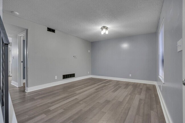 Foto del edificio - Beautiful 3 Bedroom 1.5 Bathroom Townhome Minutes from Easton