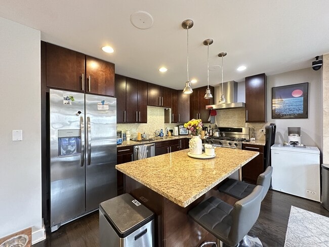 Foto del edificio - 907 N Damen Ave