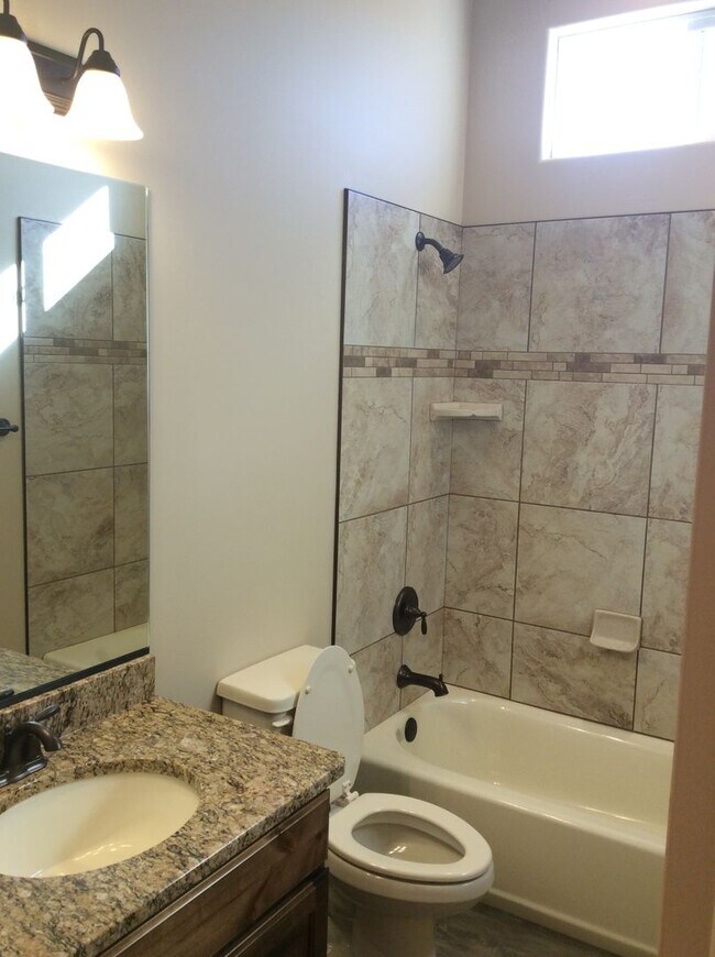 Foto del edificio - Gemstone Properties - Townhome in Sky Ridge