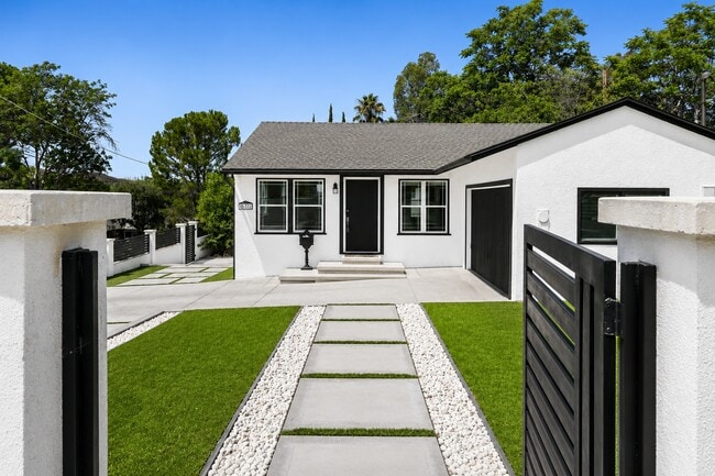 Building Photo - 10337 Pinyon Ave