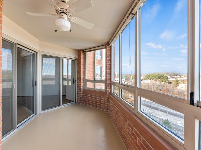 Building Photo - 2121 Jamieson Ave
