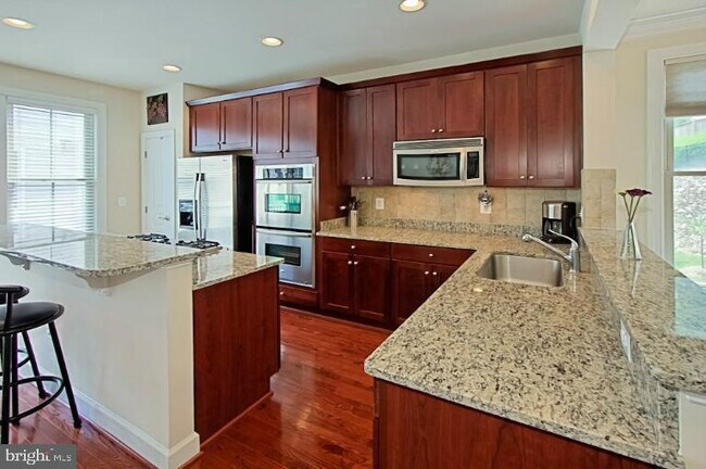 Building Photo - 2662 S Kenmore Ct