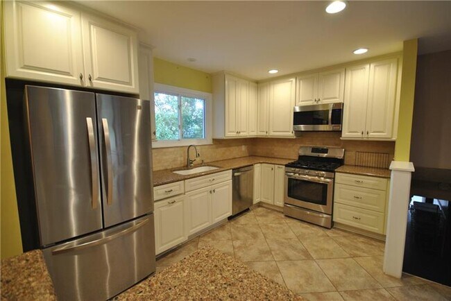 Building Photo - 3885 Easy Cir NE