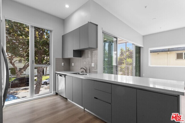 Building Photo - 1223 Hayworth Ave