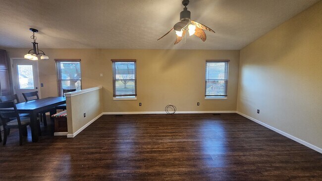 Foto del edificio - 560 Little Creek Dr