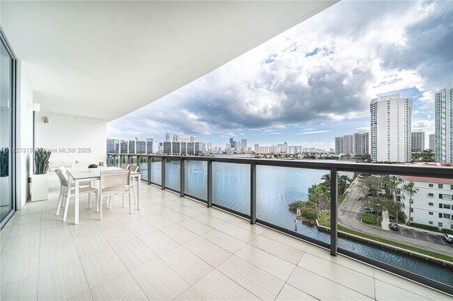 Foto del edificio - 3300 NE 188th St
