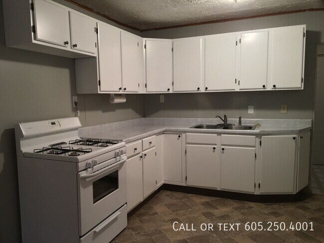 Building Photo - 2 Bedroom Home with Spacious Fenced-in Yar...