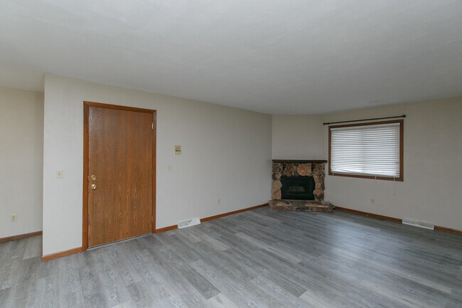 Building Photo - 3430 Holiday Ct