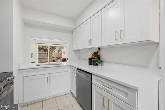 Building Photo - 8141 Kingsway Ct