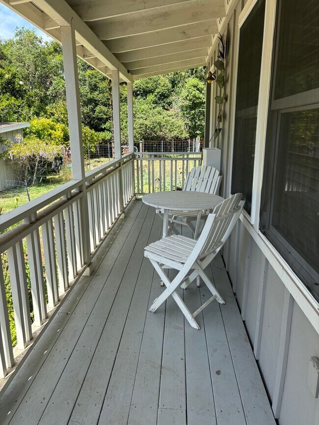 Building Photo - One Bedroom One Bath Gated Cottage