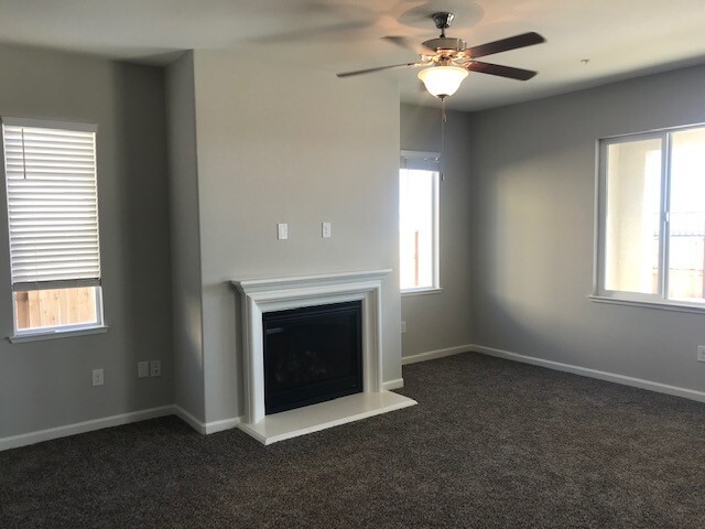 Building Photo - Spacious 4 Bedroom 3.5 Bath off McCarra...