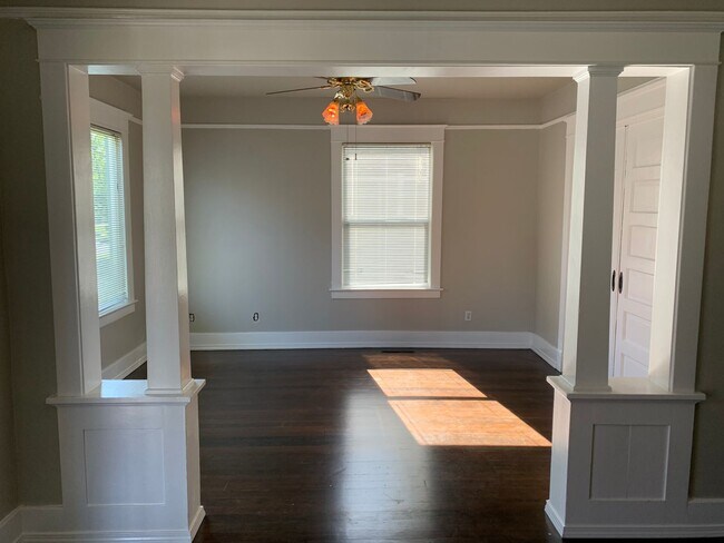 Building Photo - Classy Duplex in Desirable Tacoma area - C...