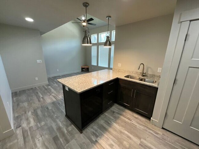 Building Photo - 2 bedroom 2 1/2 bath 2 car Garage dog friendly.