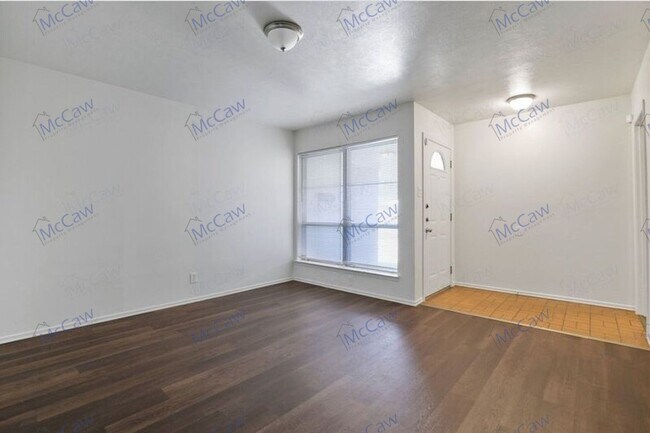 Building Photo - Move-In Special! Great 3/2/2 in Irving!