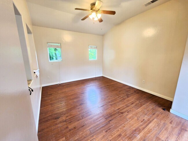 Building Photo - Beautiful home with paid Solar in Seven Oaks!