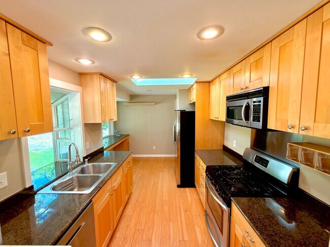 Foto del edificio - Spacious 4BD/3BA Bellevue Home with Private Backyard & Garage